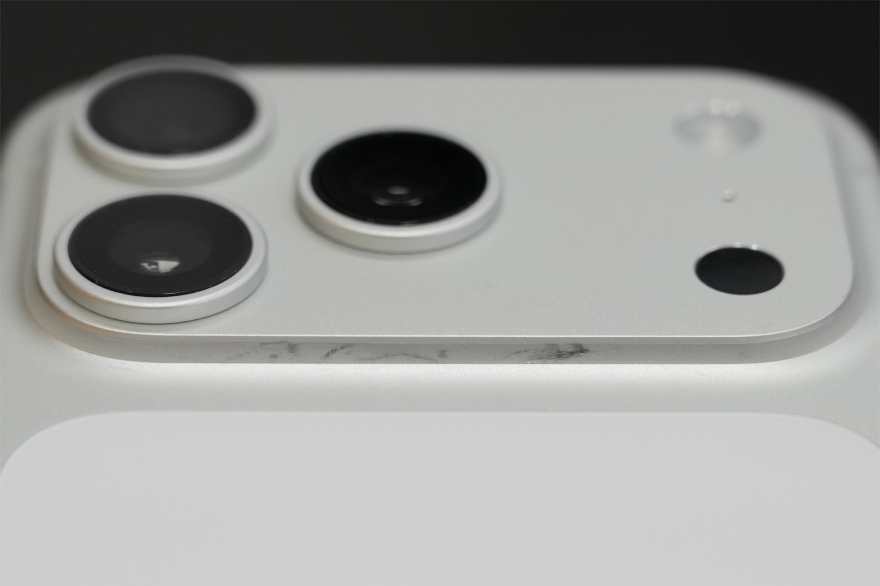 iPhone 17 Pro シルバーの背面レンズユニット下の傷と汚れ