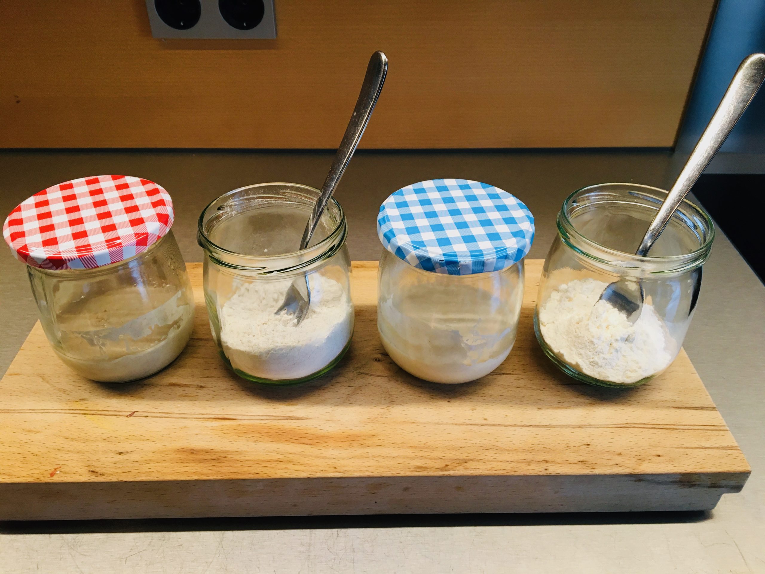 gelagertes Roggenanstellgut - 60 g Roggenmehl Type 1050 - gelagertes Weizenanstellgut - 60 g Weizenmehl Type 550