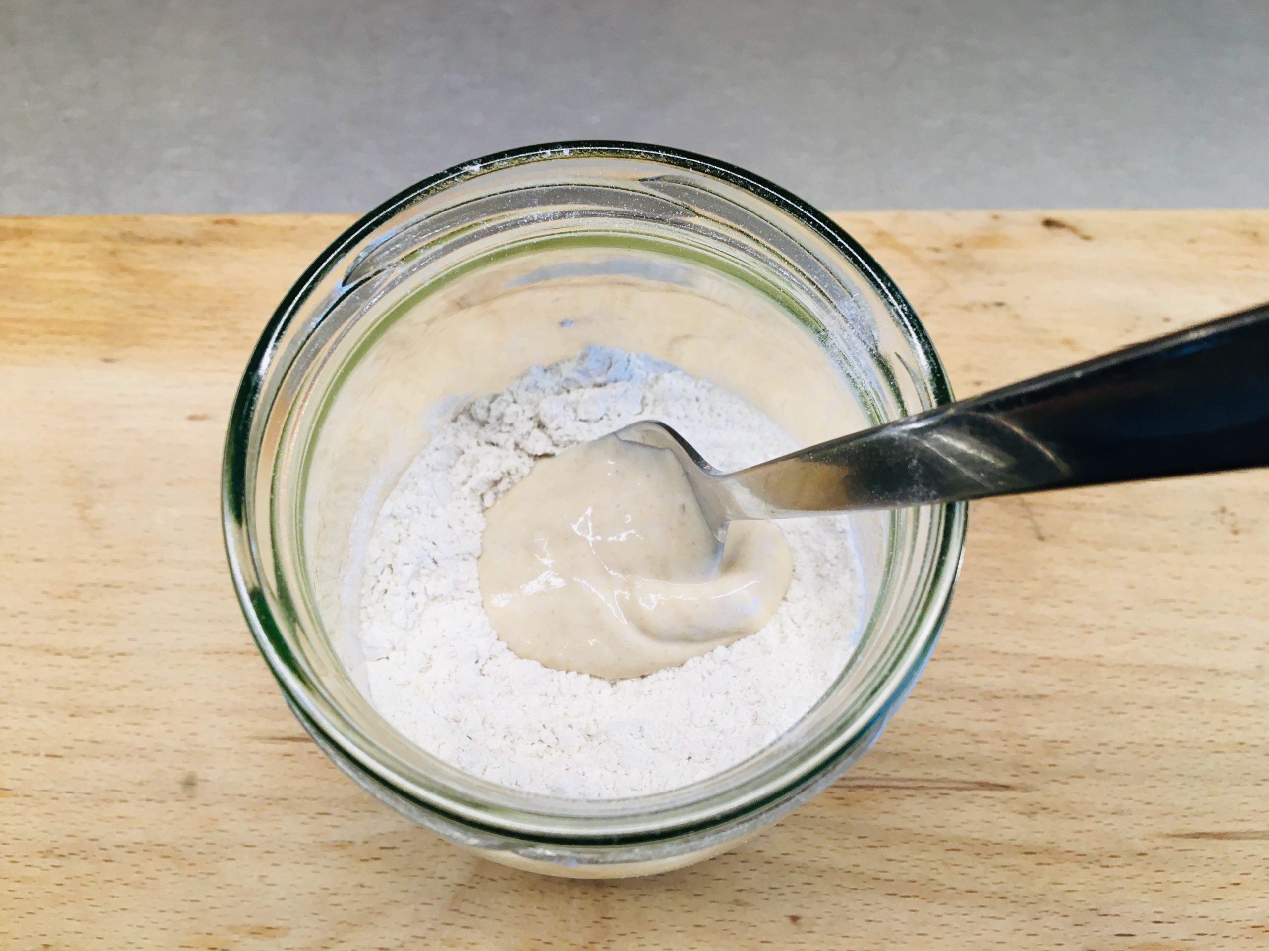 Roggenmehl mit etwa 10 g gelagertem Anstellgut