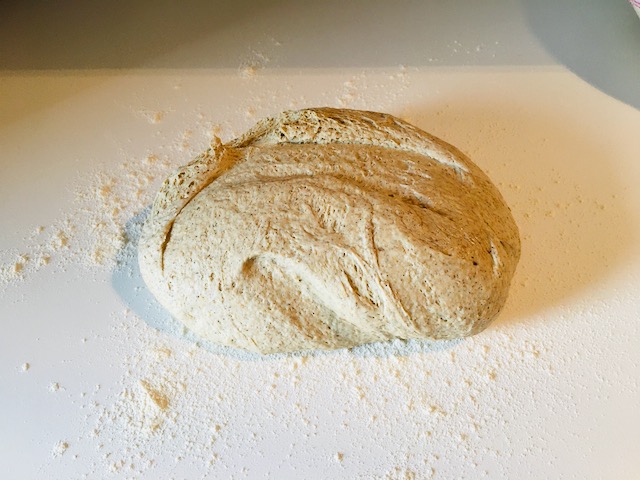 Teig und zu einem straffen runden Laib formen.