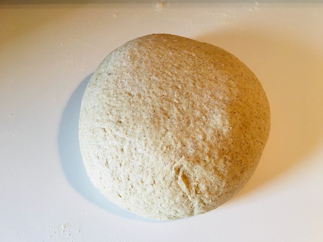 und zu einem straffen runden Laib formen.