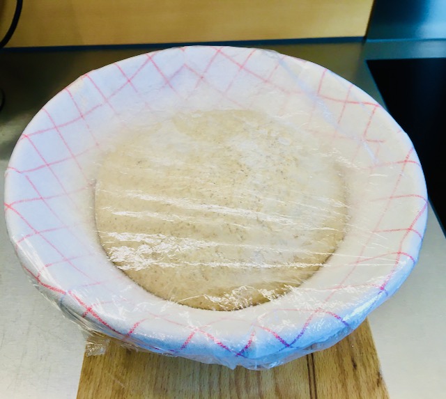 mit dem Schluss (= die Nahtstelle vom Formen) nach oben