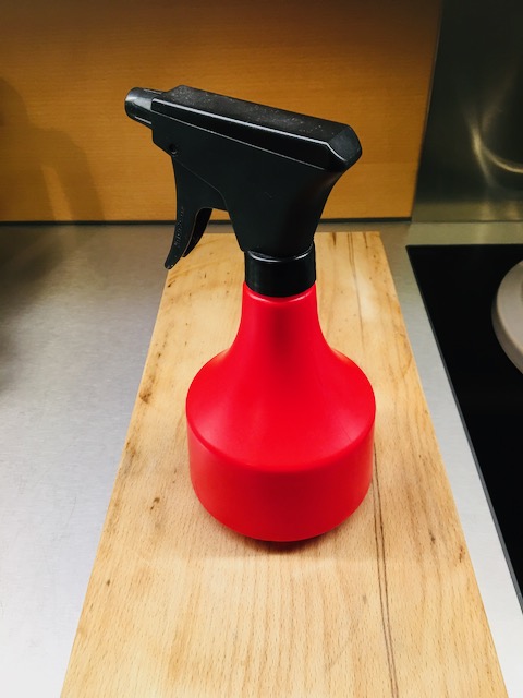 zum Ende der Backzeit mit Wasser absprühen