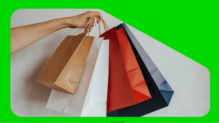 vendedora entregando sacolas de compras para a cliente