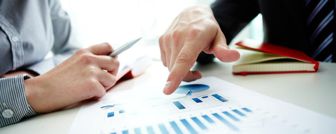 pessoas analisando métricas e resultados