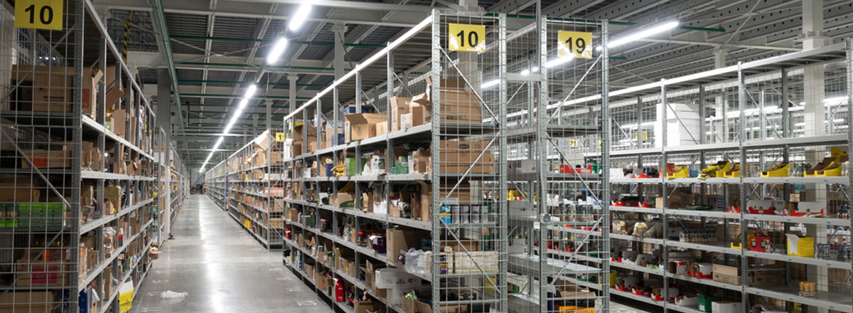 Estantes com produtos em loja