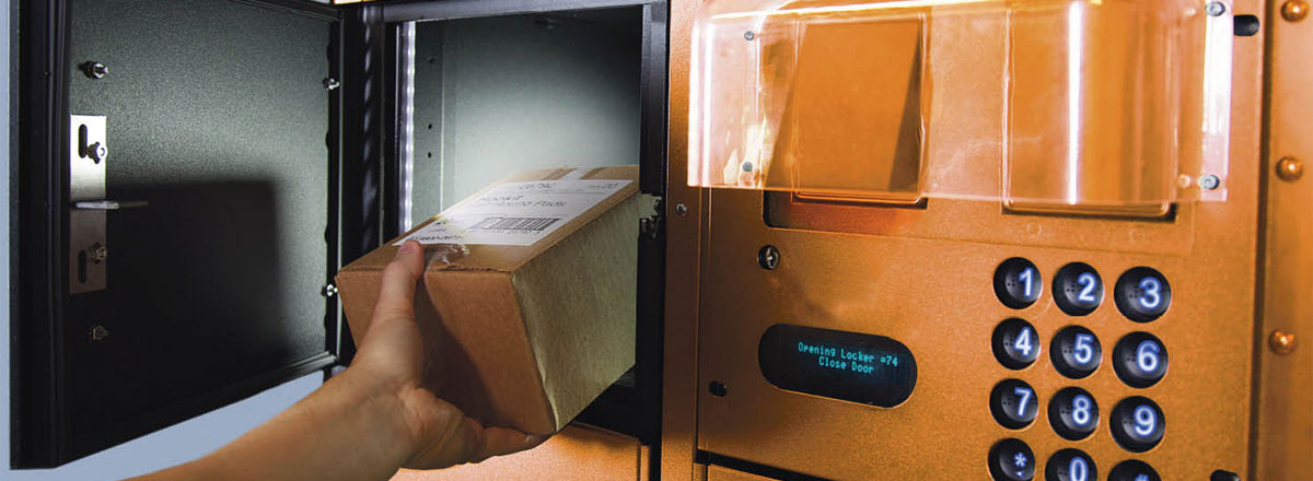 Pessoa retirando pedido de smart locker
