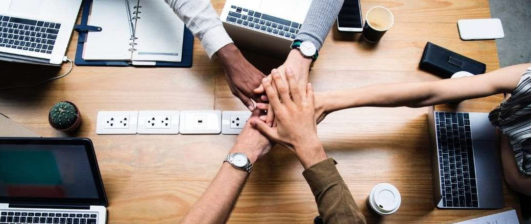 equipe em harmonia em reunião