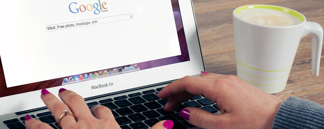 Mão feminina pesquisando no Google