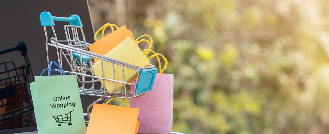 Carrinho de compras com várias sacolas dentro