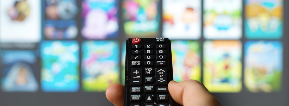 pessoa procurando filmes pela televisão