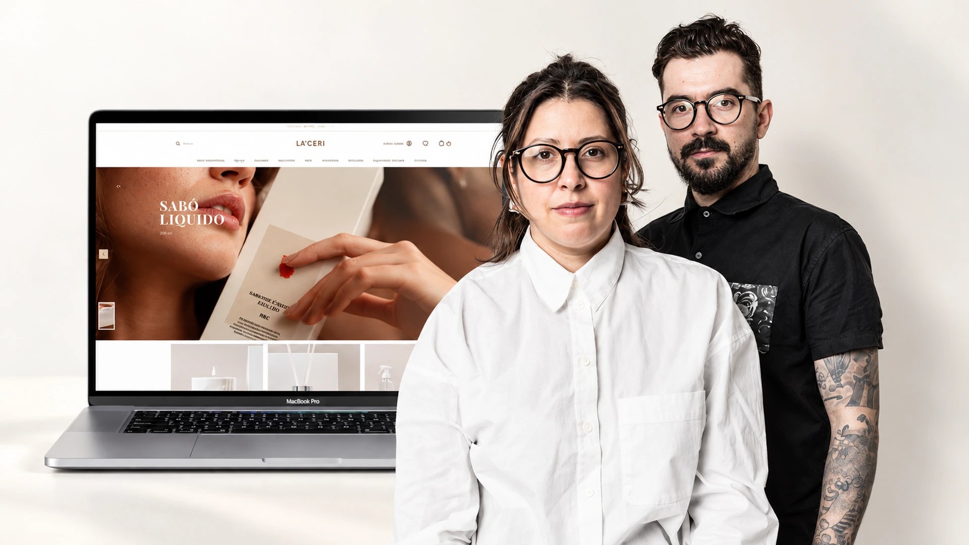 Danusa Souza e Diego Aguilar, da La Ceri, ao lado do site da marca em um notebook