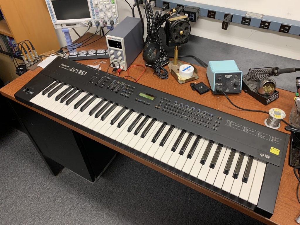 Roland JV-30 シンセサイザー 純正AC・ケース付 Roland JV-30 シンセサイザー 純正AC・ケース付 Roland JV-30