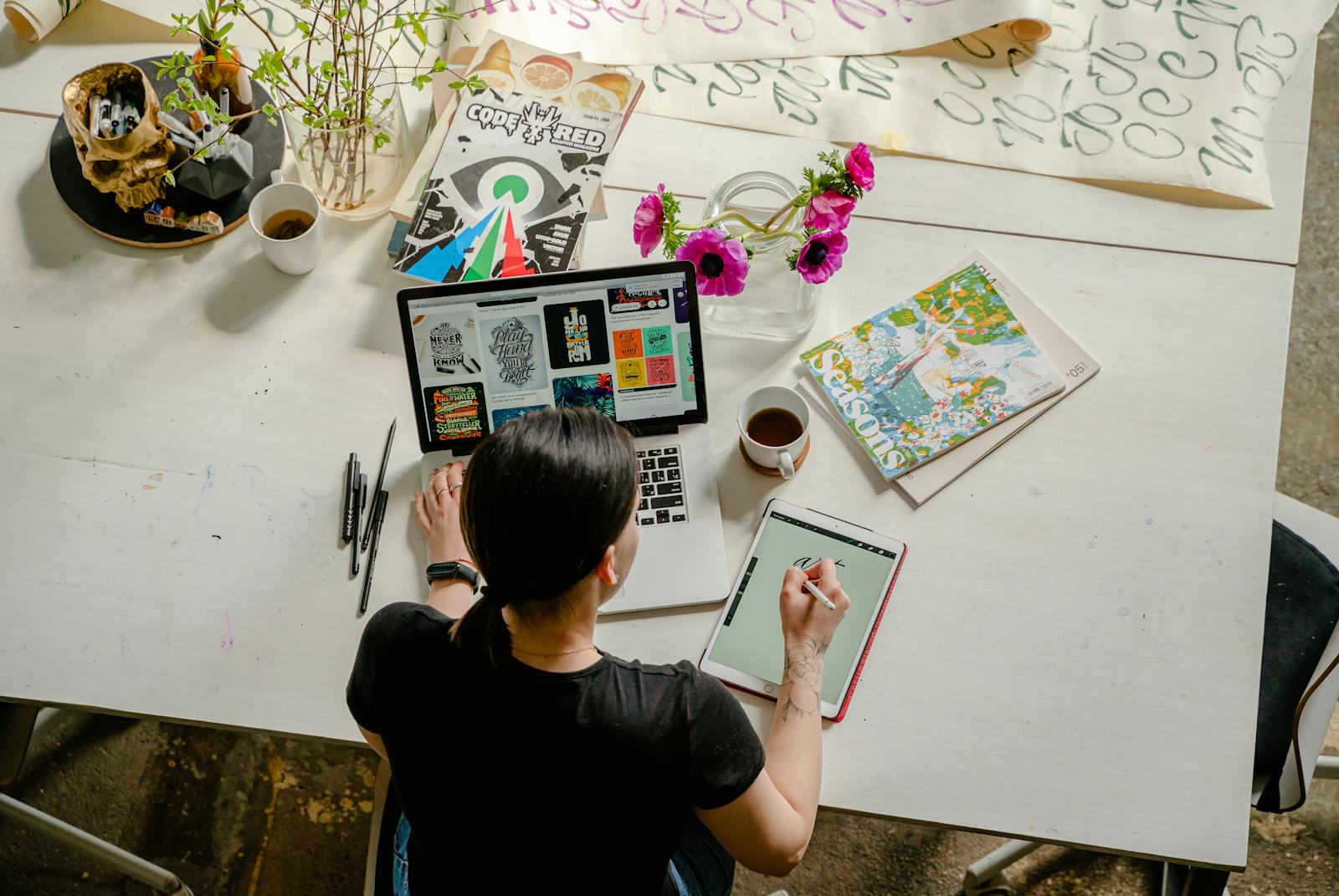 Espace de travail artistique proposant de la calligraphie et de la création numérique sur tablette et ordinateur portable.