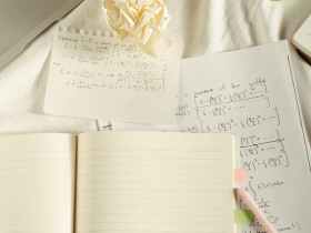 Une image à plat représentant un ordinateur portable, des cahiers et des notes mathématiques manuscrites, idéale pour les thèmes liés à l'éducation. Méthodes de révision