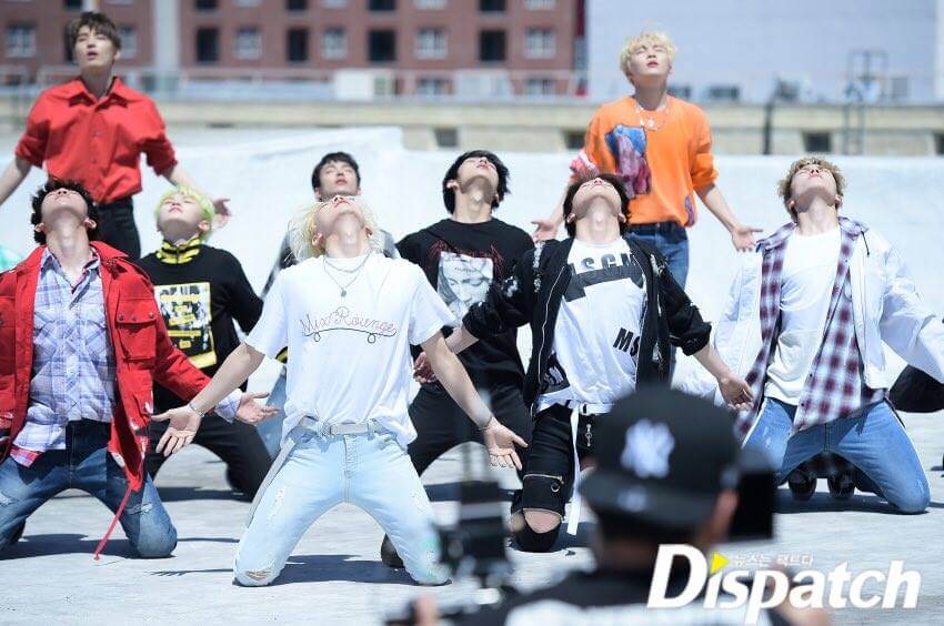 SEVENTEEN trở lại mạnh mẽ với MV Don’t Wanna Cry - BlogAnChoi
