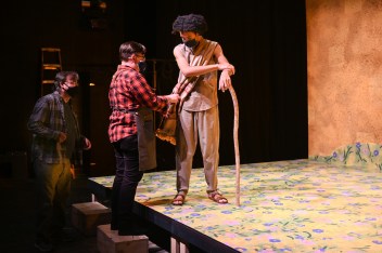 Spring Play-21 Vaudevillia Yellow is a series of performances inspired by Gustav Klimt's "The Kiss."