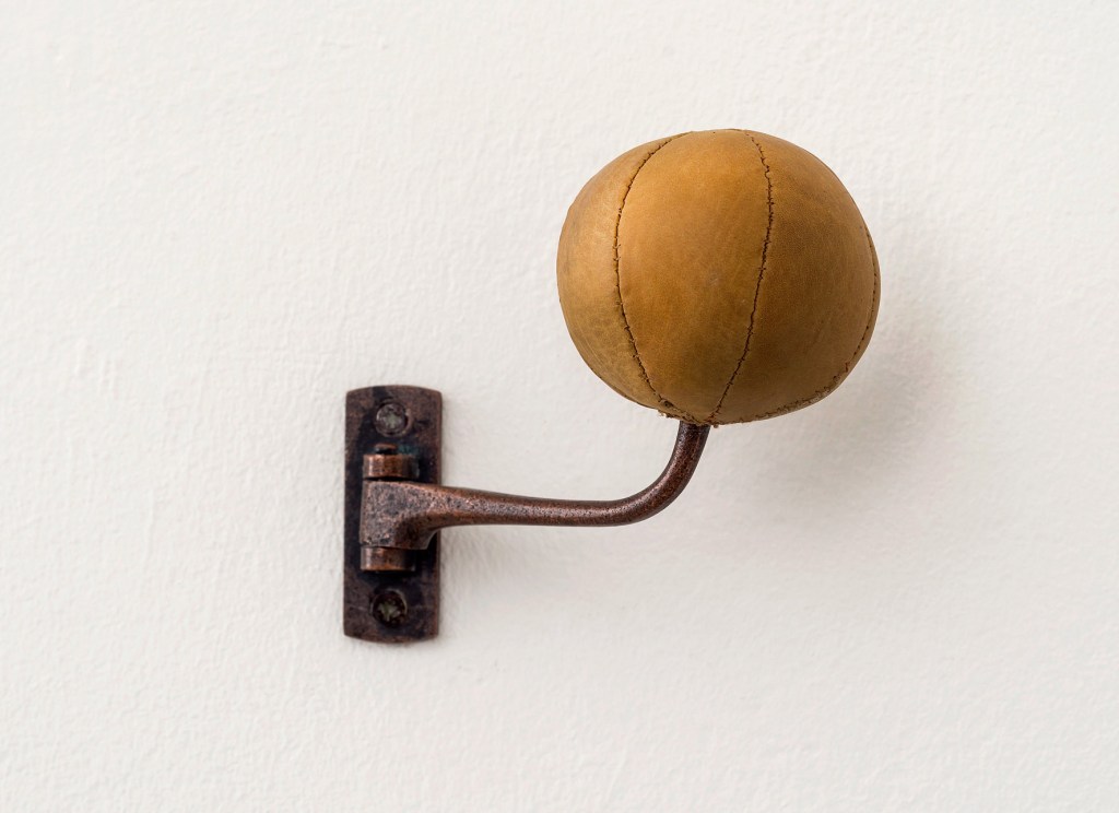 Wandbock, 2015 (Maße: 7 x 12 x 10 cm) Foto: Walter Bayer