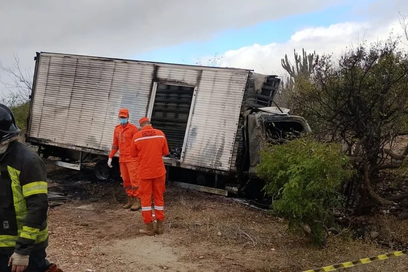 Colisão entre van da saúde e caminhão deixa ao menos sete mortos em Floresta