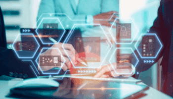 Puste à mid-bosy de trois employés de bureau autour d'ordinateur portable avec des icônes DevOps vs DevSecops flottant au-dessus du clavier: sécurité, processus, etc.