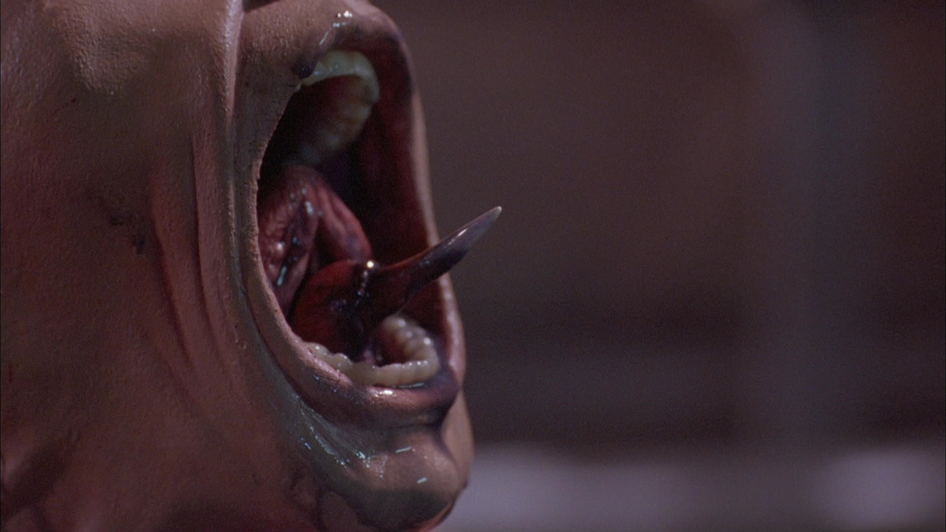 Mente Dilacerada: violência, body horror e picaretices nessa produção de Wes Craven