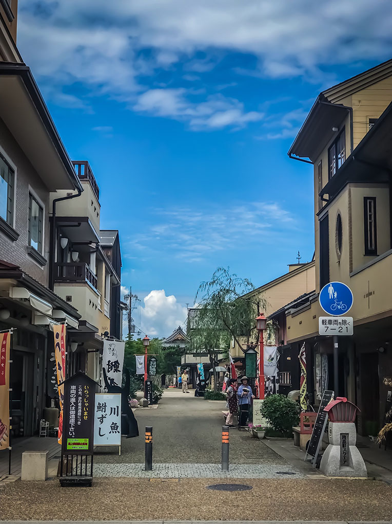 castle road Hikone