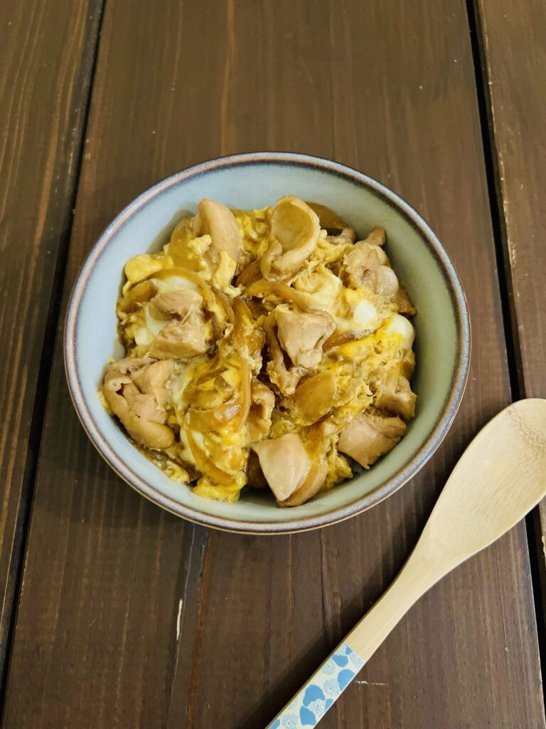 だし香るやさしい味わいの親子丼