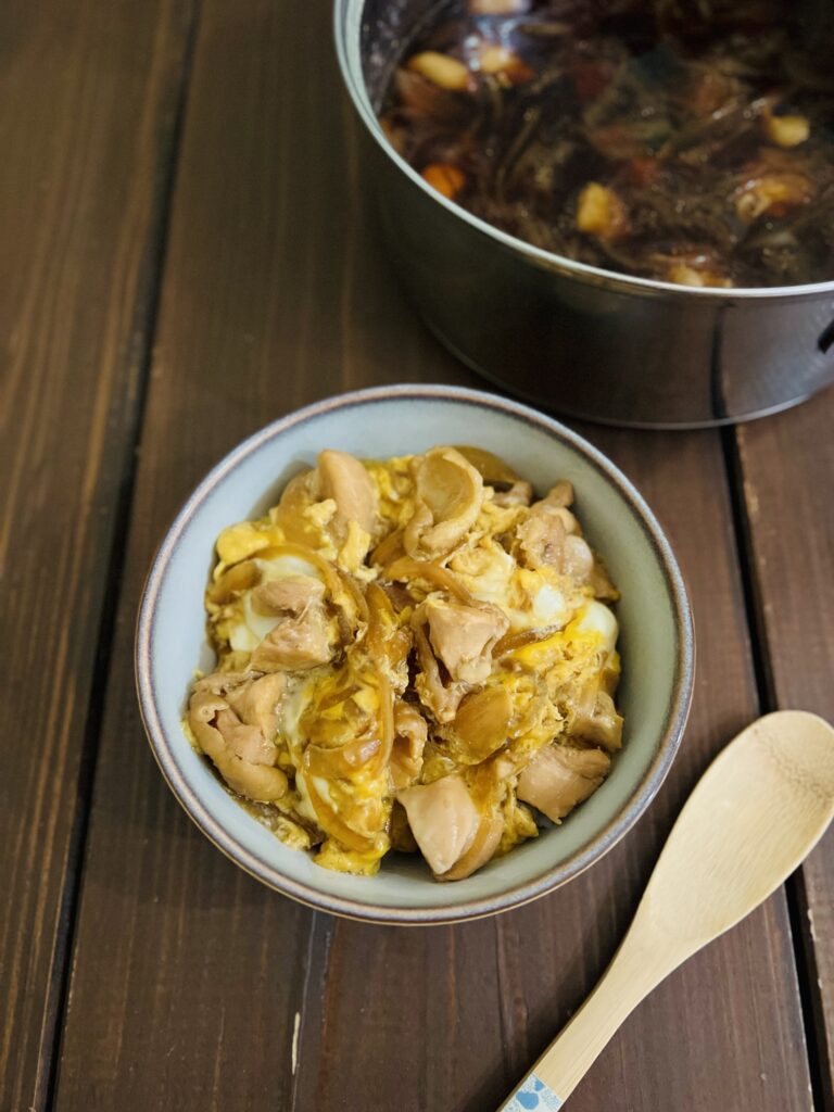 だし香るやさしい味わいの親子丼