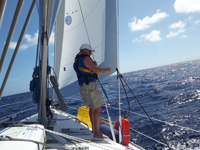 Le capitaine ajuste la voile en pleine mer