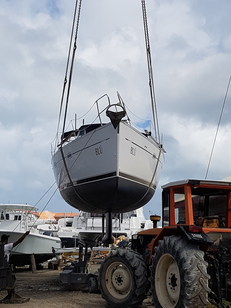 BLÜ se fait déposer sur un ber temporaire avant sa mise à l'eau
