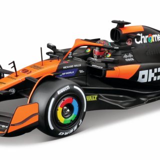 Bburago 1:24 2024 Race McLaren MCL38 con Casco, Piastri #81