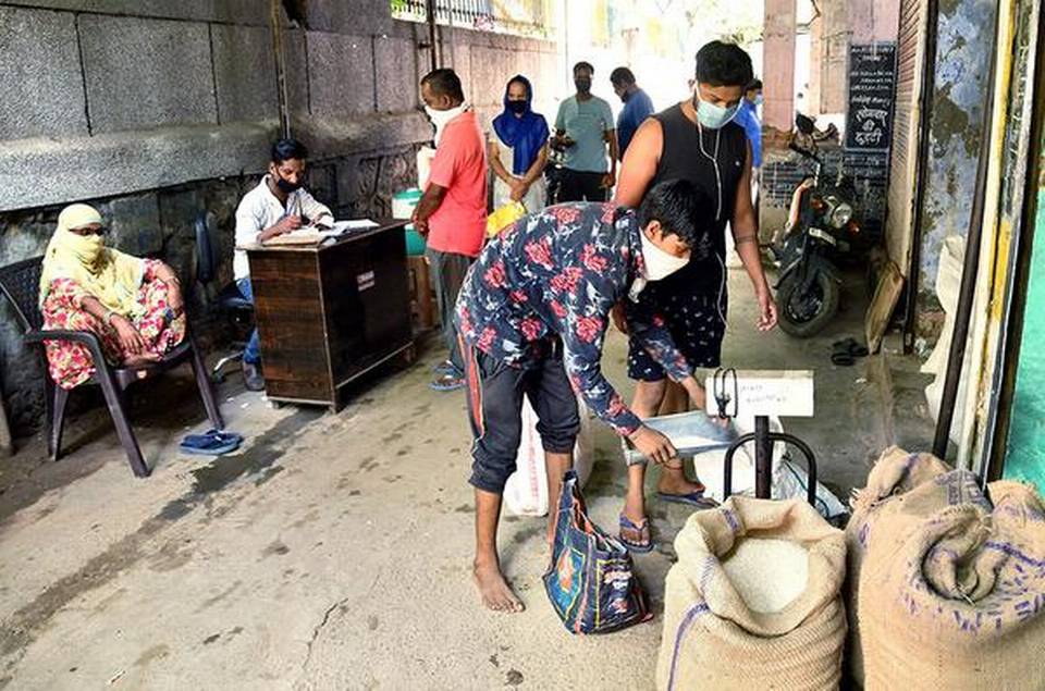 घर-घर राशन पहुंचाने की दिल्ली सरकार की योजना पर रोक