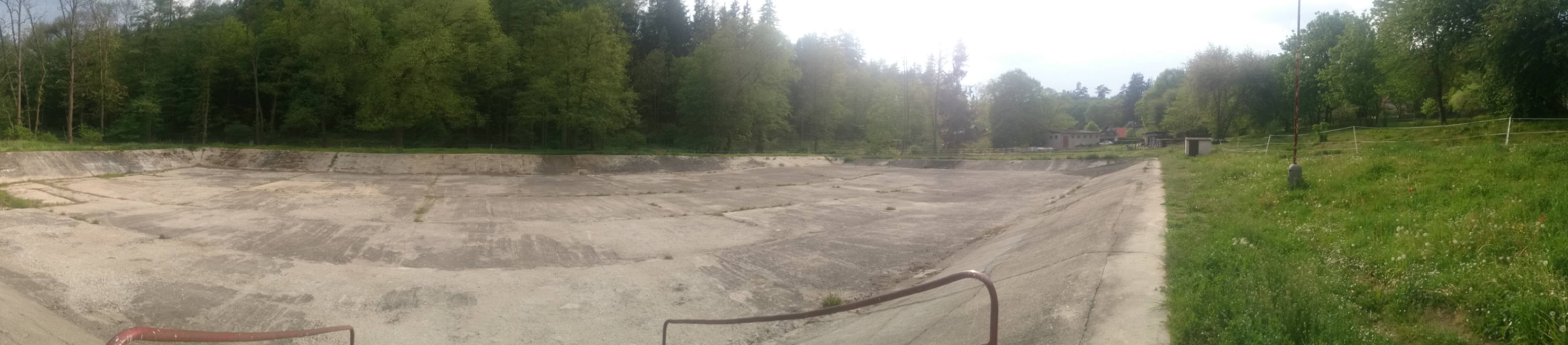 Nádrž kdesi za Nouzovem