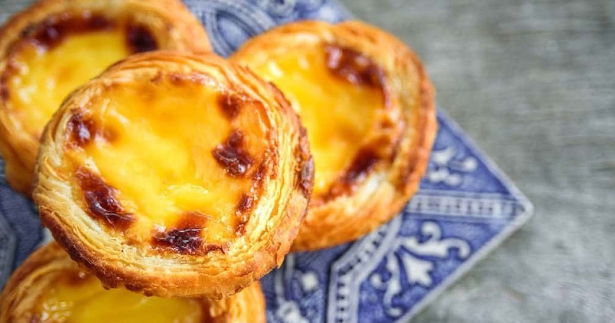 Pastéis de nata sur assiette azulejos
