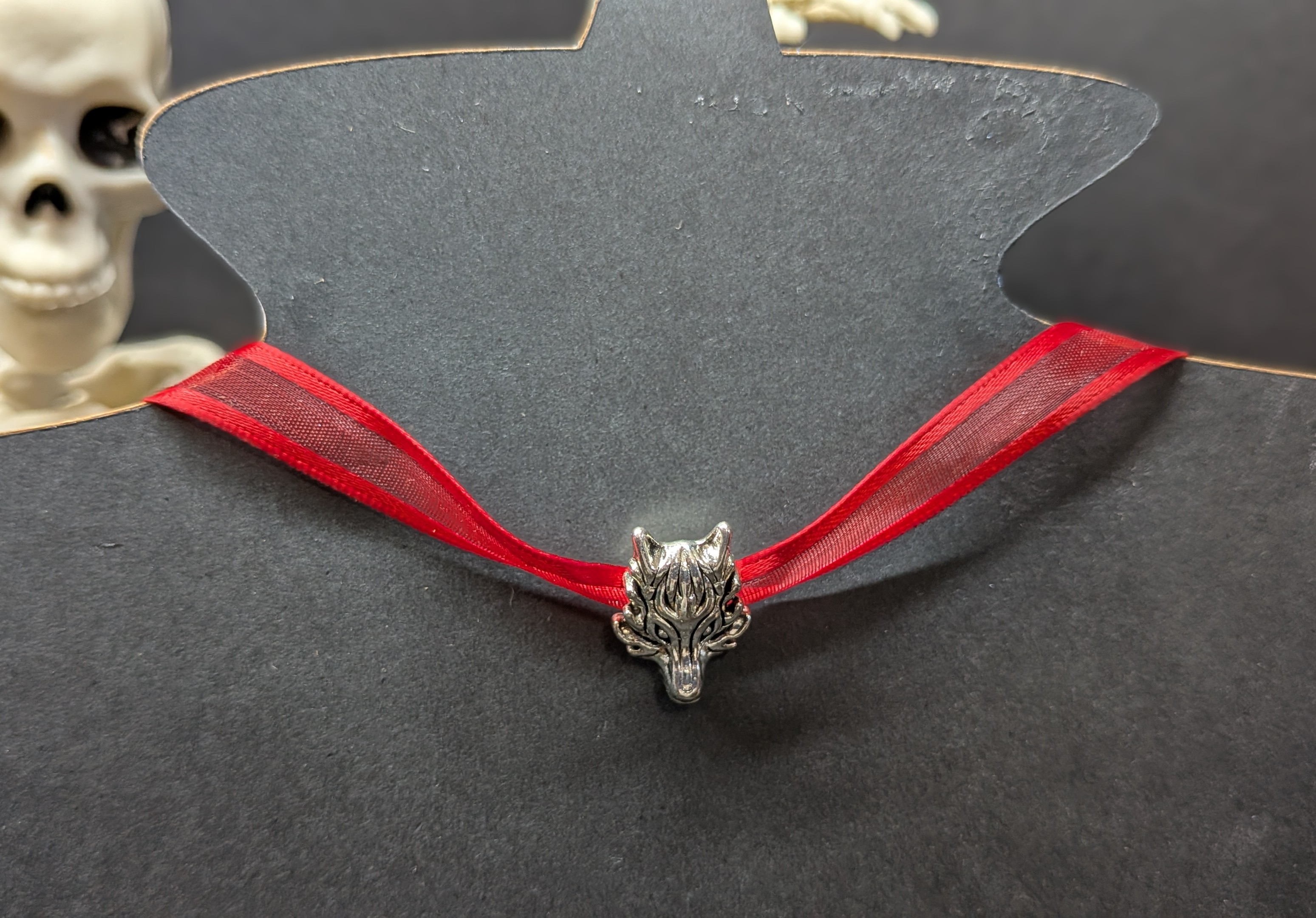 WOLF HEAD RED RIBBON CHOKER