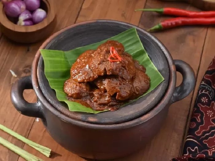 Of course. Here is a 1,200-word article about Semur Jengkol.