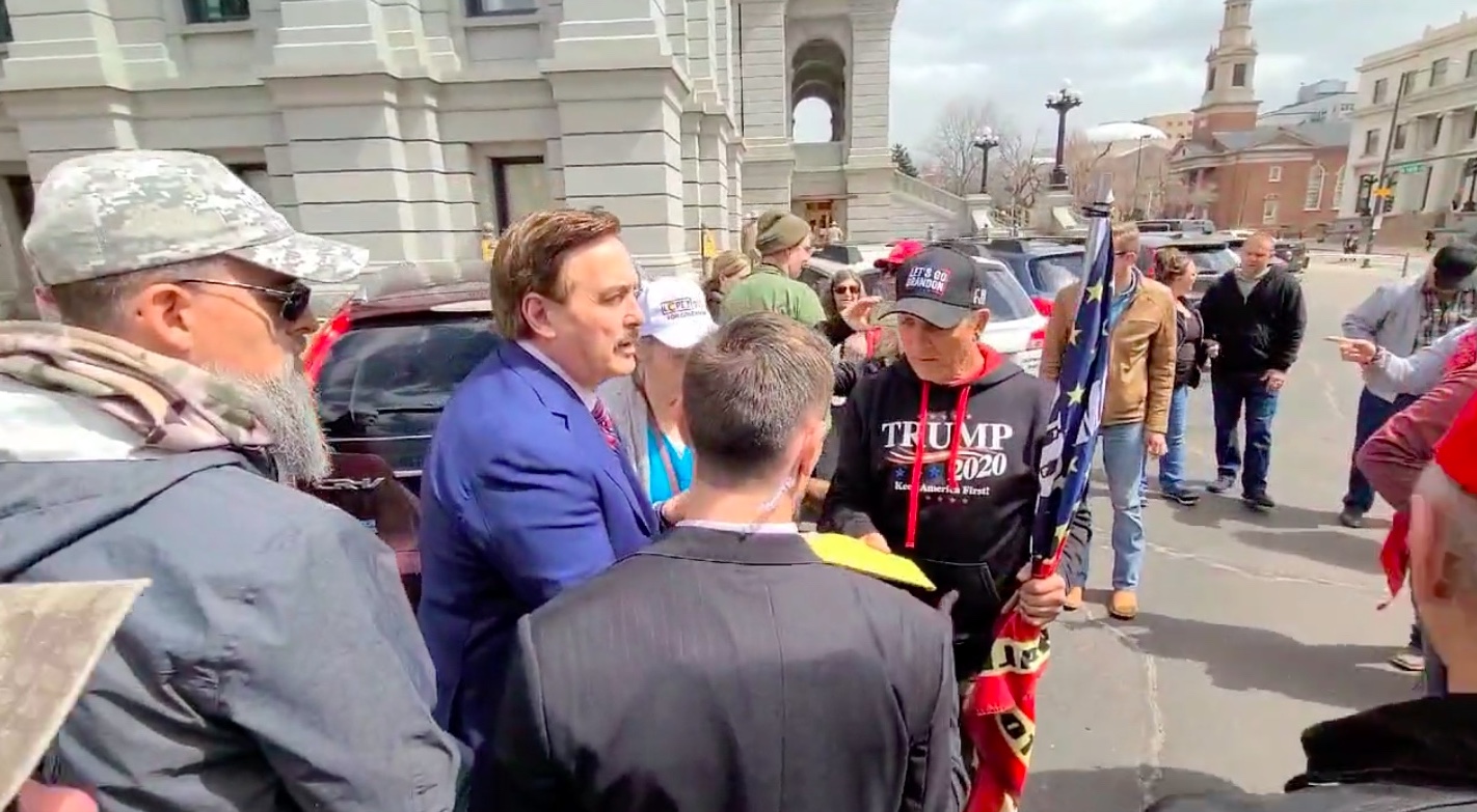Assista: Mike Lindell está confuso, não sabe como os papéis foram parar em sua mão