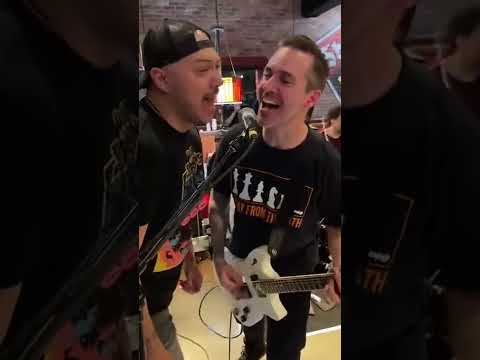 Papa Roach toca Shakey’s Pizzaria em comemoração ao seu novo álbum