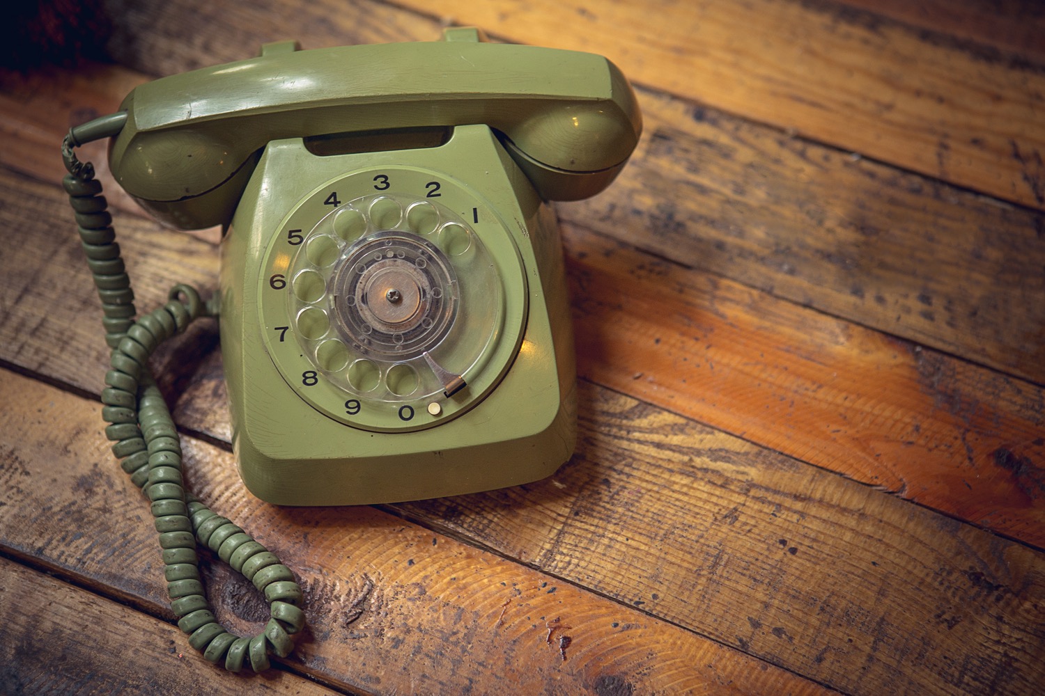 You can still call a phone number and be told the time by the U.S. 