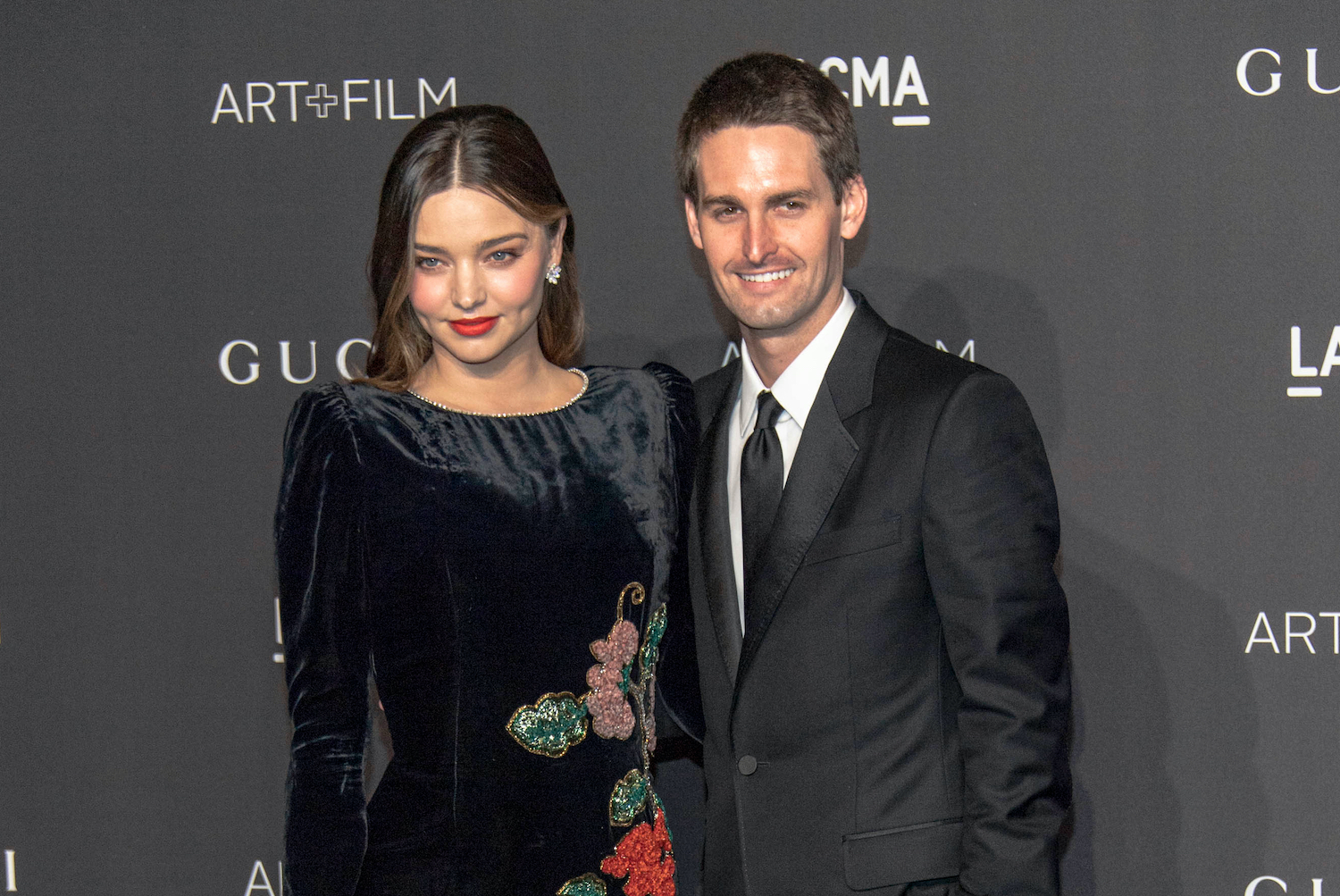 Graduados explodem em aplausos quando dizem que Evan Spiegel, do Snapchat, pagará todas as dívidas dos alunos (vídeo)