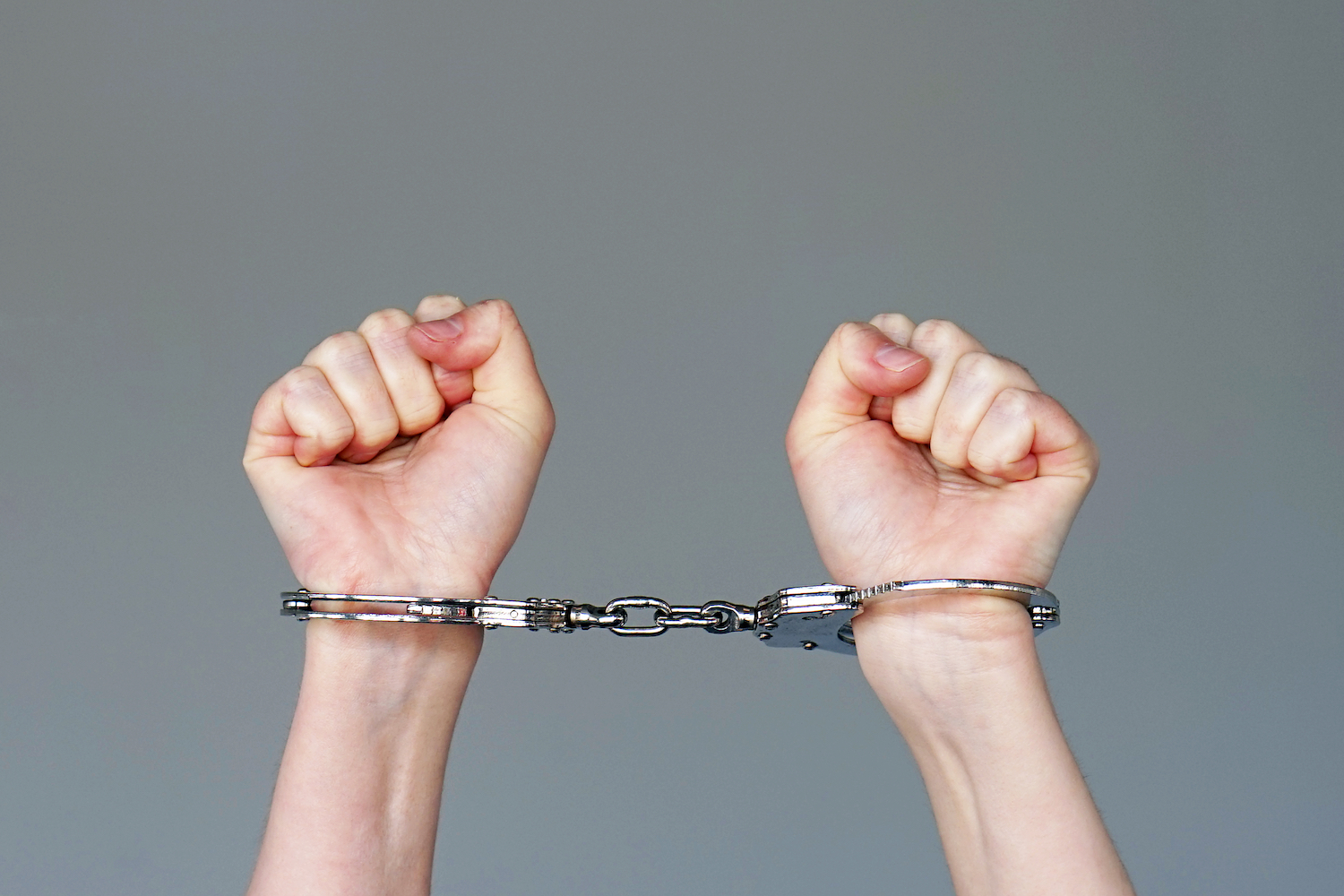 Assista: Mulher é abordada pelo Serviço Secreto por andar na rua com um megafone