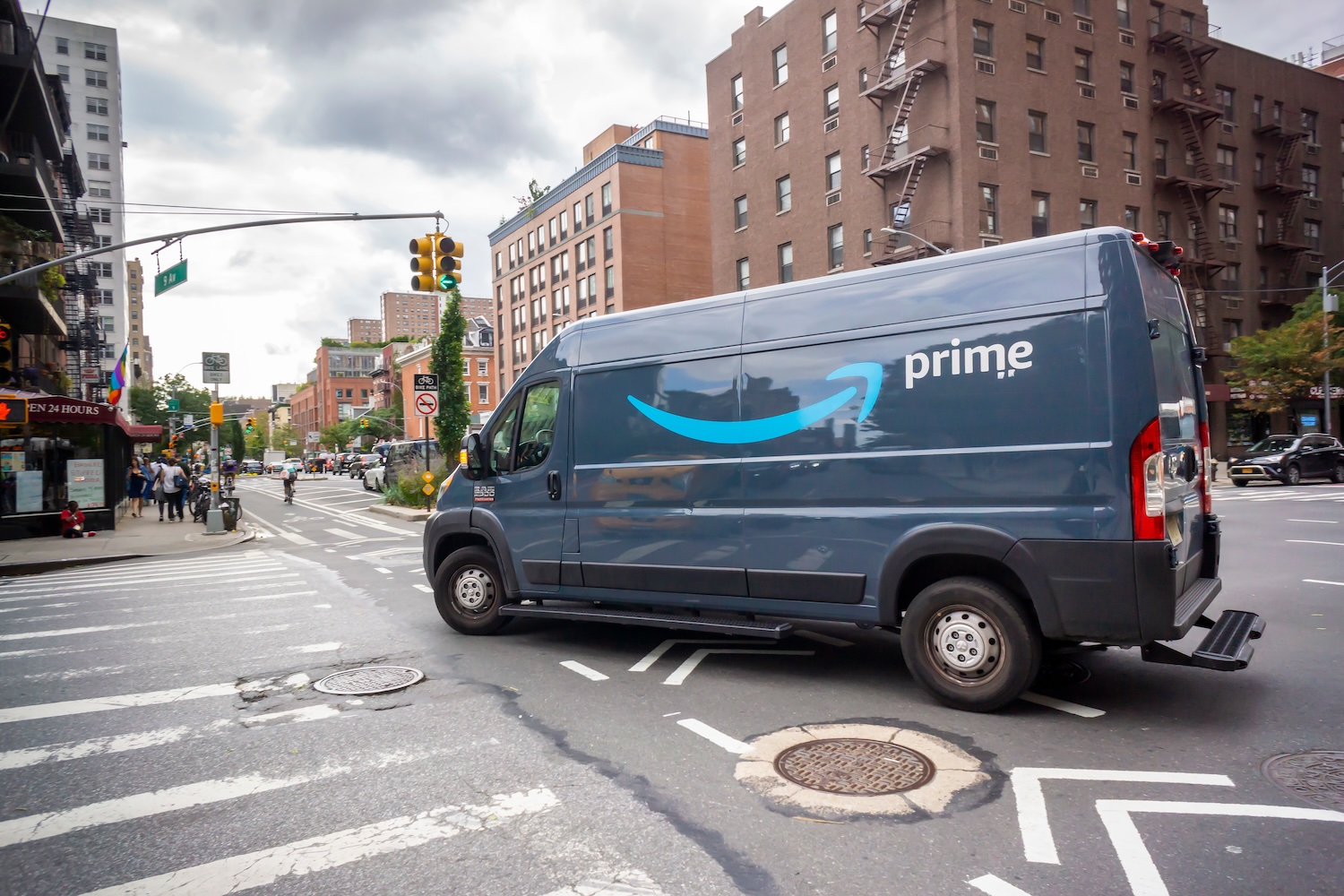 USPS driver shot by Amazon driver