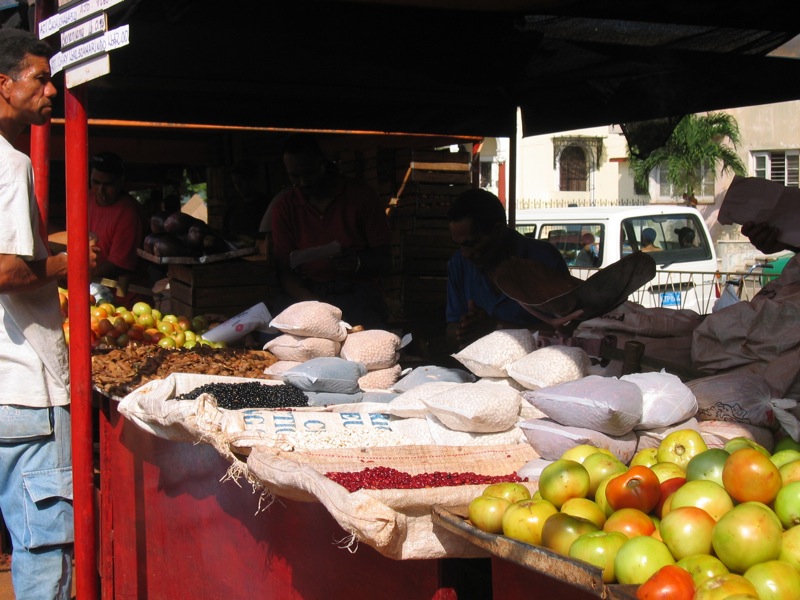 Outdoor Cuban market