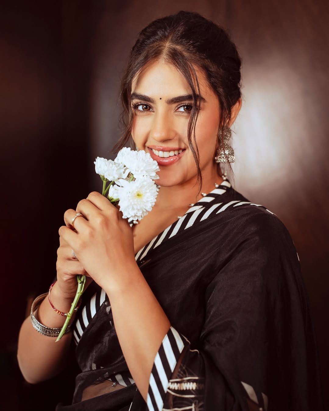 Kapya Shaper Slays in a Classic Black Saree with a White Border