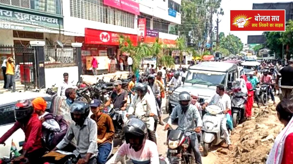 ओवरब्रिज पर टैंकर खराब होने से घंटों जाम, अभ्यर्थियों को पैदल लौटना पड़ा