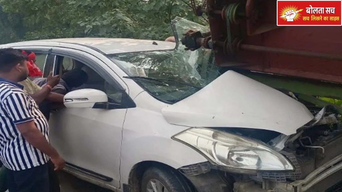 बेकाबू कार कंबाइन से टकराई, दो सगे भाई गंभीर, गोरखपुर मेडिकल कॉलेज में भर्ती