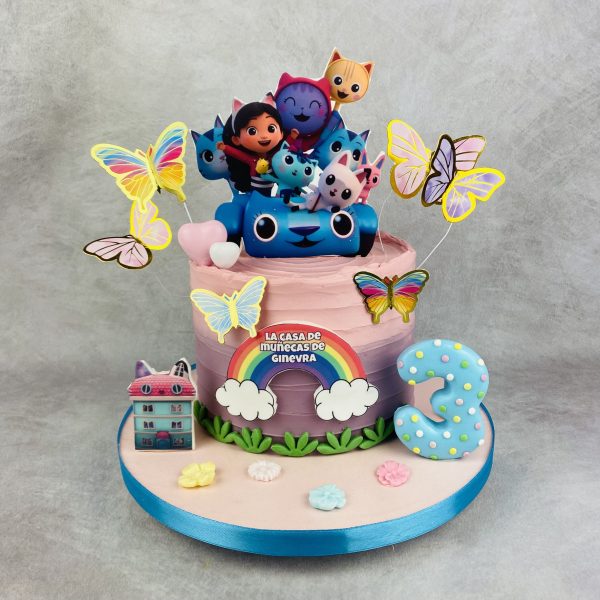 Tarta de cumpleaños de La casa de muñecas de Gabby personalizada, de Bonacasa Cake Design (Madrid)