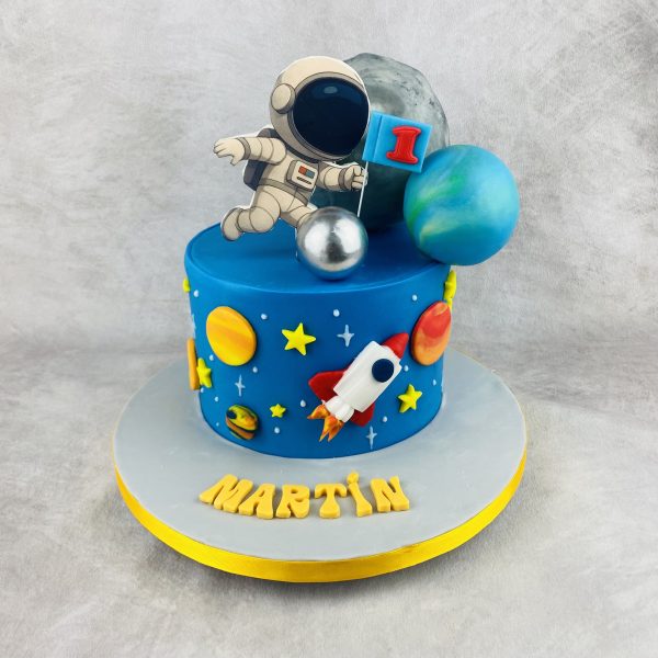 Tarta de cumpleaños de el espacio personalizada, de Bonacasa Cake Design (Madrid)