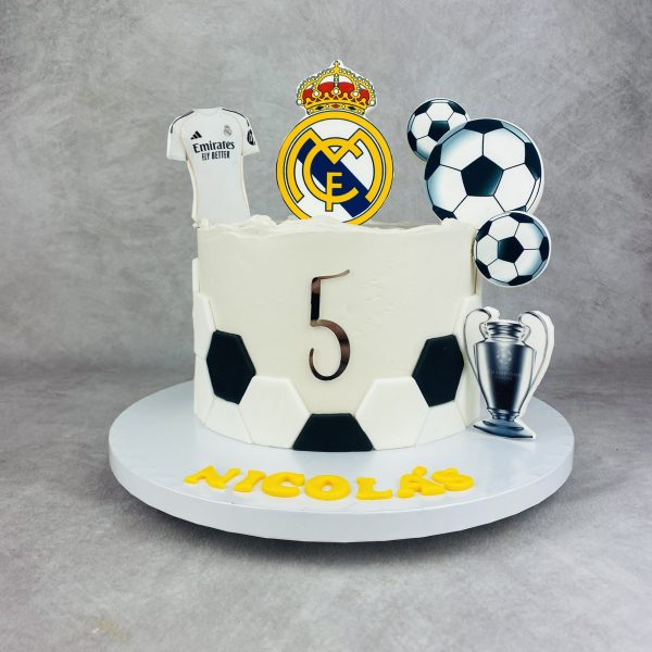 Tarta de cumpleaños de el Real Madrid personalizada, de Bonacasa Cake Design (Madrid)