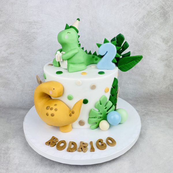 Tarta de cumpleaños de dinosaurios personalizada, de Bonacasa Cake Design (Madrid)